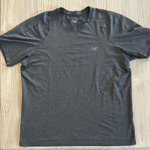 Arc'teryx Men's cormac crew active Charcoal Short Sleeve shirt size medium